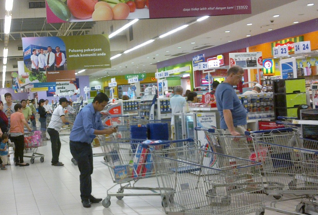 Tesco Bukit Indah Shopping Next To Legoland Malaysia Homestay 